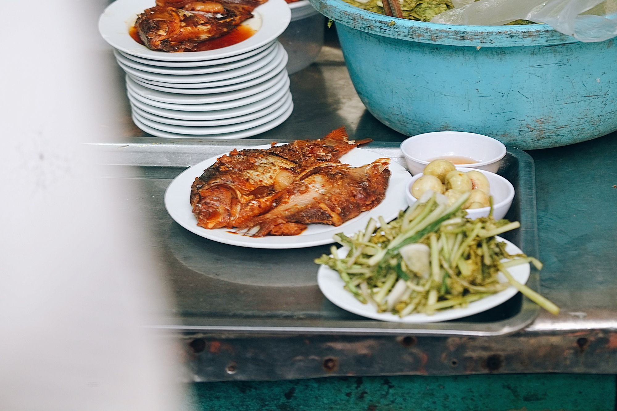 Nghịch l&yacute; cơm Vinh Thu: Qu&aacute;n vỉa h&egrave;, gi&aacute; nh&agrave; h&agrave;ng - v&igrave; sao vẫn đ&ocirc;ng kh&aacute;ch suốt 30 năm?- Ảnh 11.