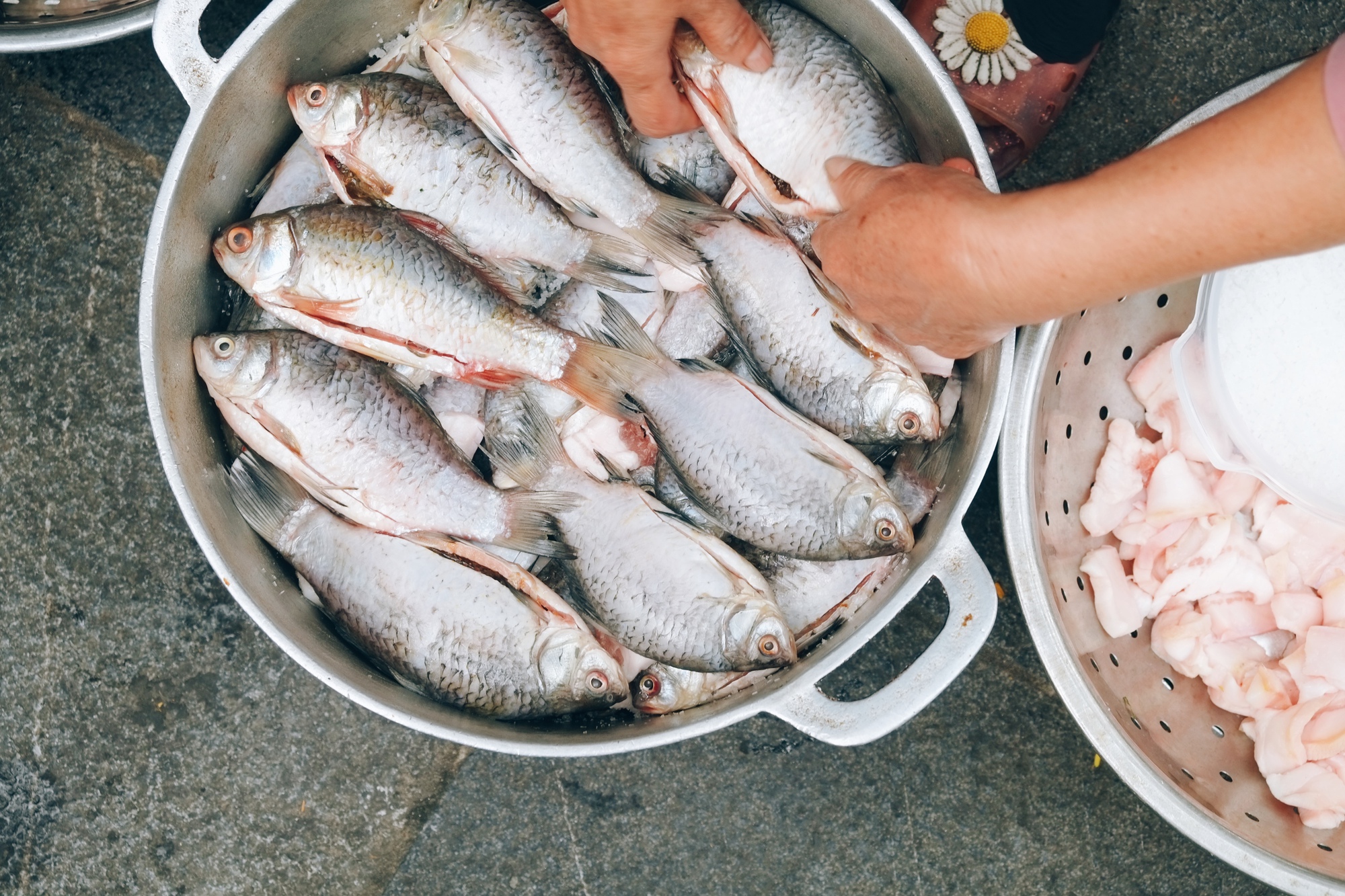 Nghịch l&yacute; cơm Vinh Thu: Qu&aacute;n vỉa h&egrave;, gi&aacute; nh&agrave; h&agrave;ng - v&igrave; sao vẫn đ&ocirc;ng kh&aacute;ch suốt 30 năm?- Ảnh 8.