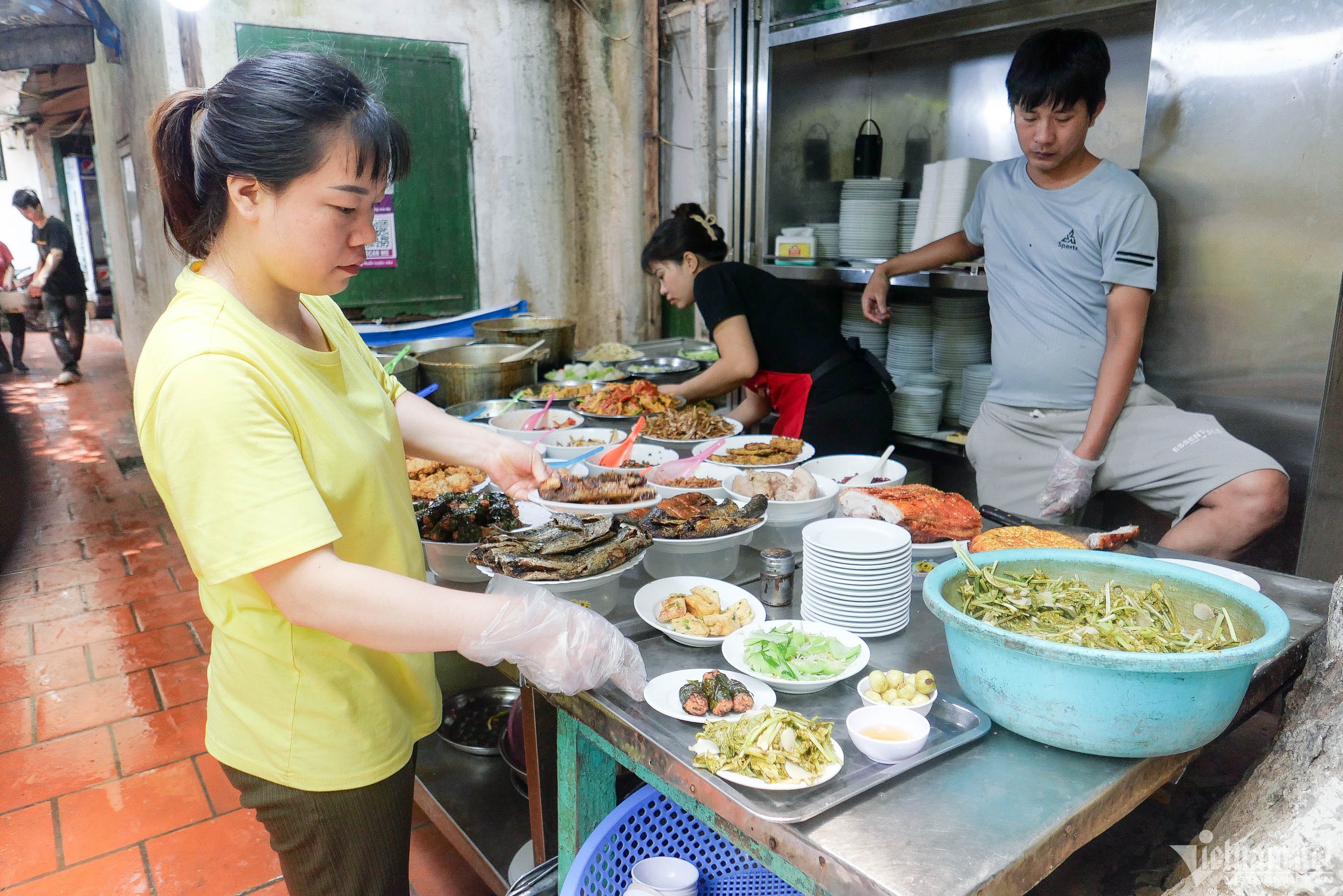 Nghịch l&yacute; cơm Vinh Thu: Qu&aacute;n vỉa h&egrave;, gi&aacute; nh&agrave; h&agrave;ng - v&igrave; sao vẫn đ&ocirc;ng kh&aacute;ch suốt 30 năm?- Ảnh 4.