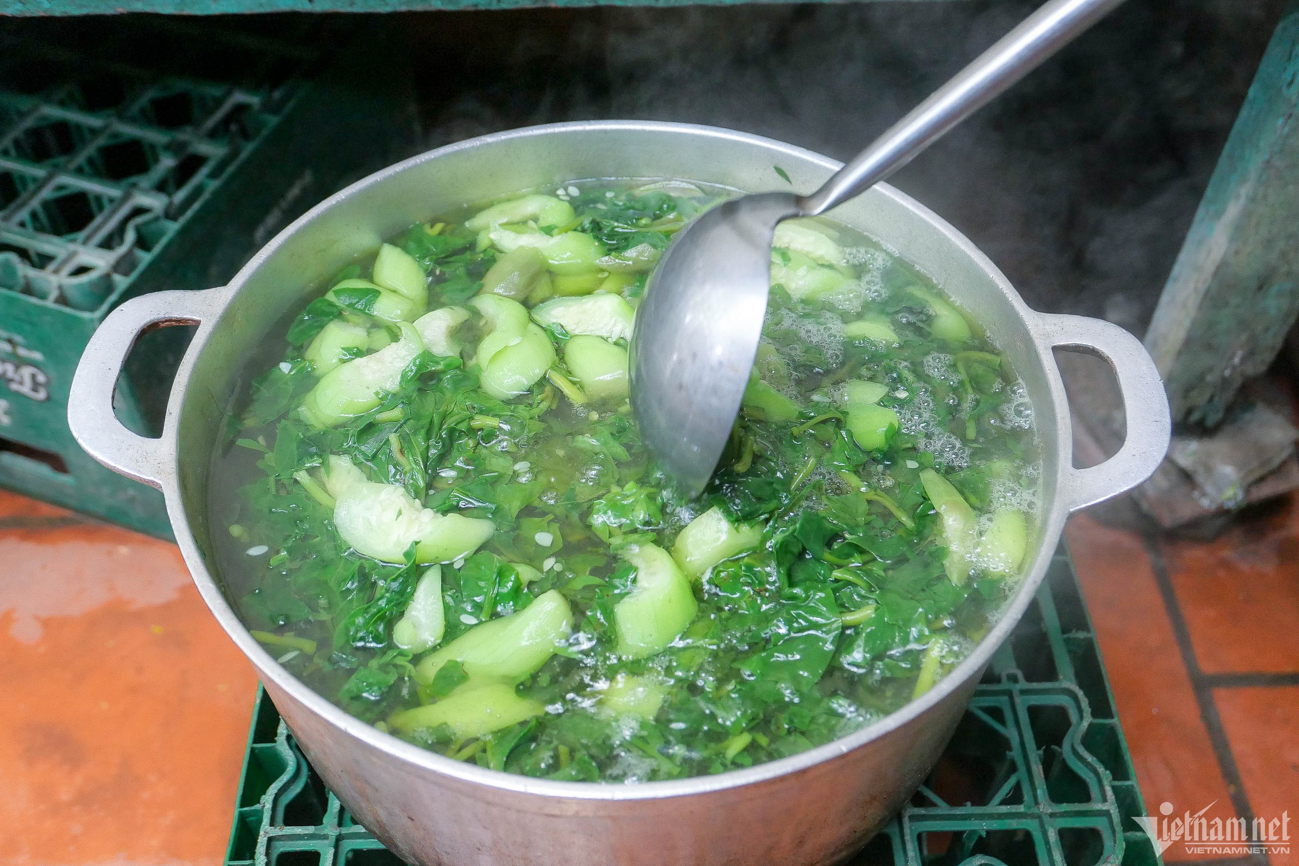 Nghịch l&yacute; cơm Vinh Thu: Qu&aacute;n vỉa h&egrave;, gi&aacute; nh&agrave; h&agrave;ng - v&igrave; sao vẫn đ&ocirc;ng kh&aacute;ch suốt 30 năm?- Ảnh 5.