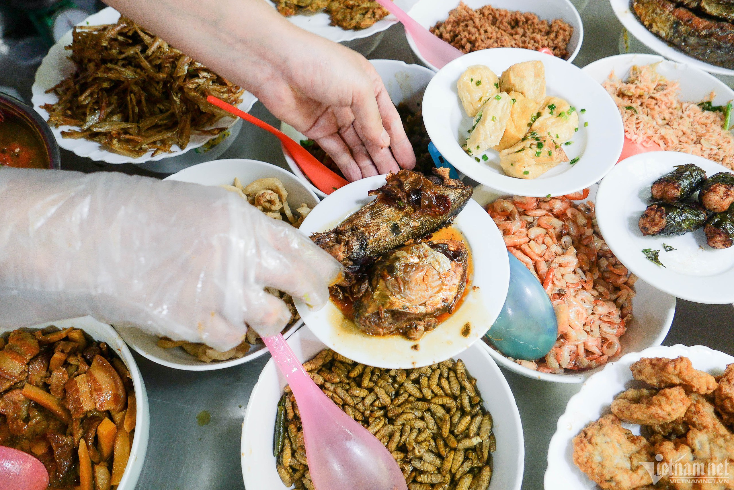 Nghịch l&yacute; cơm Vinh Thu: Qu&aacute;n vỉa h&egrave;, gi&aacute; nh&agrave; h&agrave;ng - v&igrave; sao vẫn đ&ocirc;ng kh&aacute;ch suốt 30 năm?- Ảnh 13.