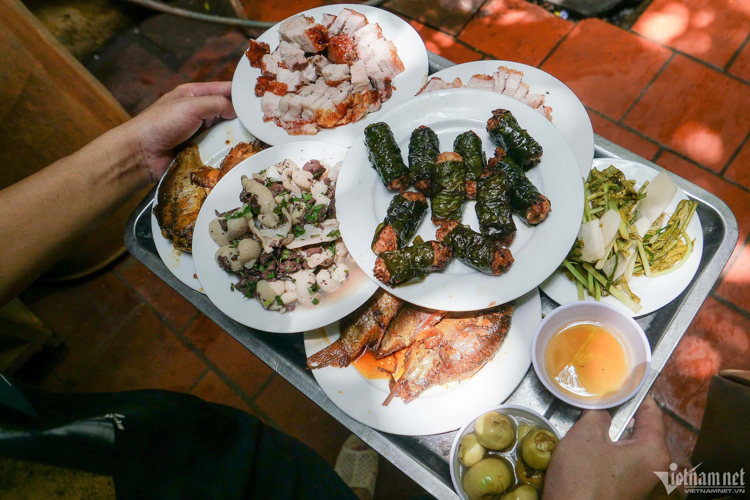 Nghịch l&yacute; cơm Vinh Thu: Qu&aacute;n vỉa h&egrave;, gi&aacute; nh&agrave; h&agrave;ng - v&igrave; sao vẫn đ&ocirc;ng kh&aacute;ch suốt 30 năm?- Ảnh 14.