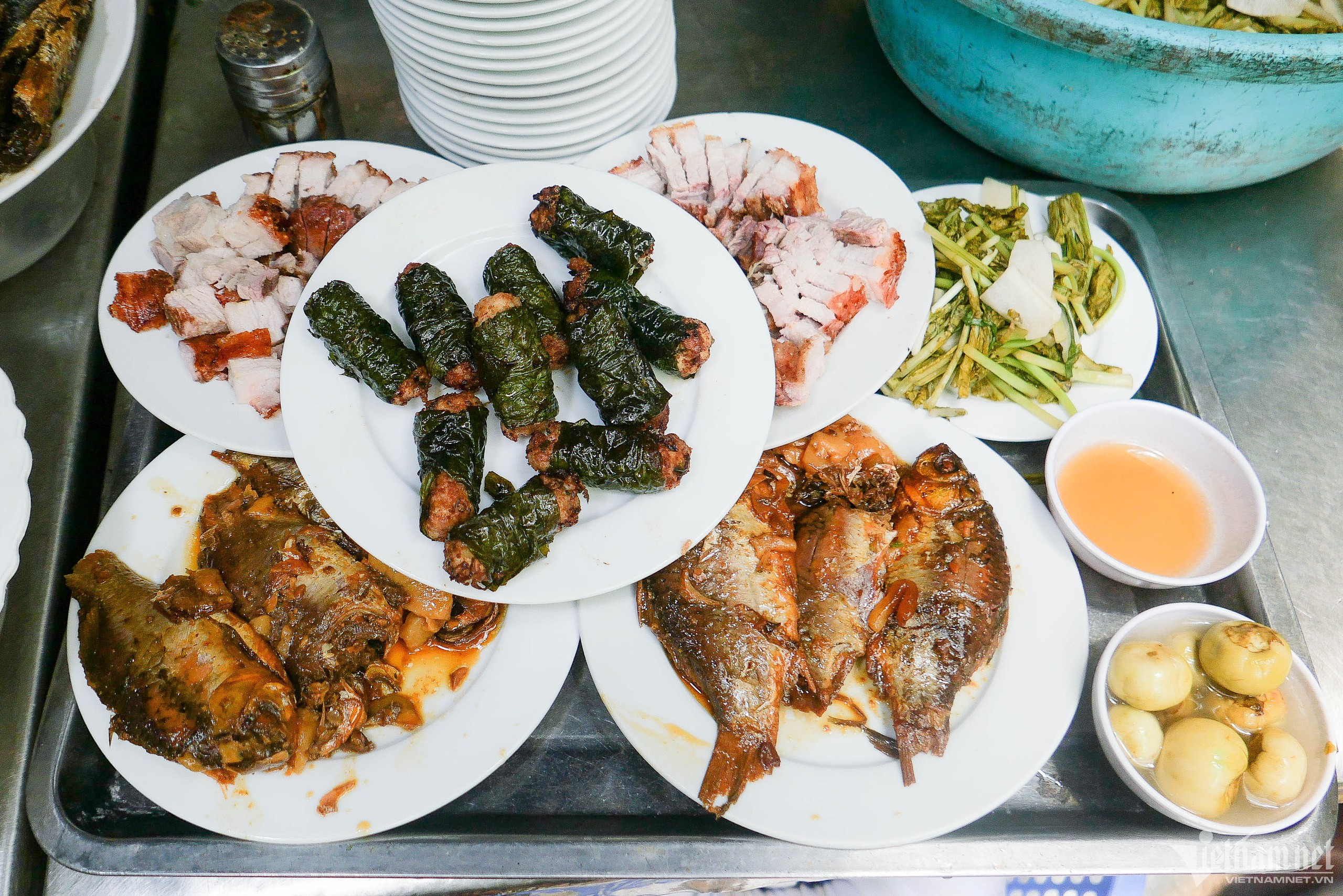 Nghịch l&yacute; cơm Vinh Thu: Qu&aacute;n vỉa h&egrave;, gi&aacute; nh&agrave; h&agrave;ng - v&igrave; sao vẫn đ&ocirc;ng kh&aacute;ch suốt 30 năm?- Ảnh 7.