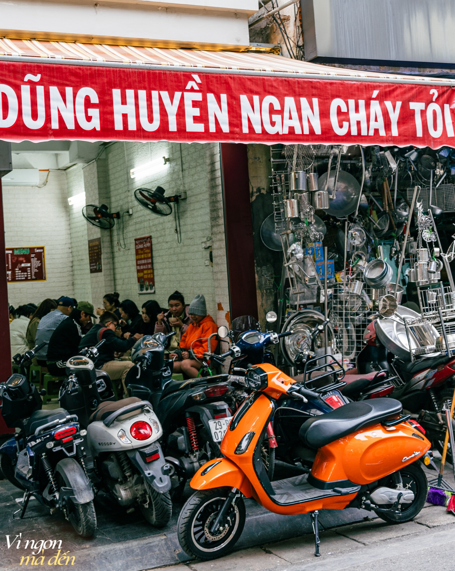 Qu&aacute;n ngan ch&aacute;y tỏi Dũng Huyền: Kh&aacute;ch quen khẳng định "ăn một lần l&agrave; nhớ, chẳng bao giờ nhầm"- Ảnh 1.