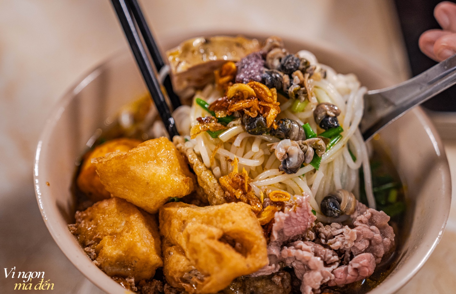 B&uacute;n Ziu G&aacute;nh - qu&aacute;n b&uacute;n ri&ecirc;u "qu&yacute; tộc" độc nhất v&ocirc; nhị trong ng&otilde; nhỏ H&agrave; Nội- Ảnh 11.