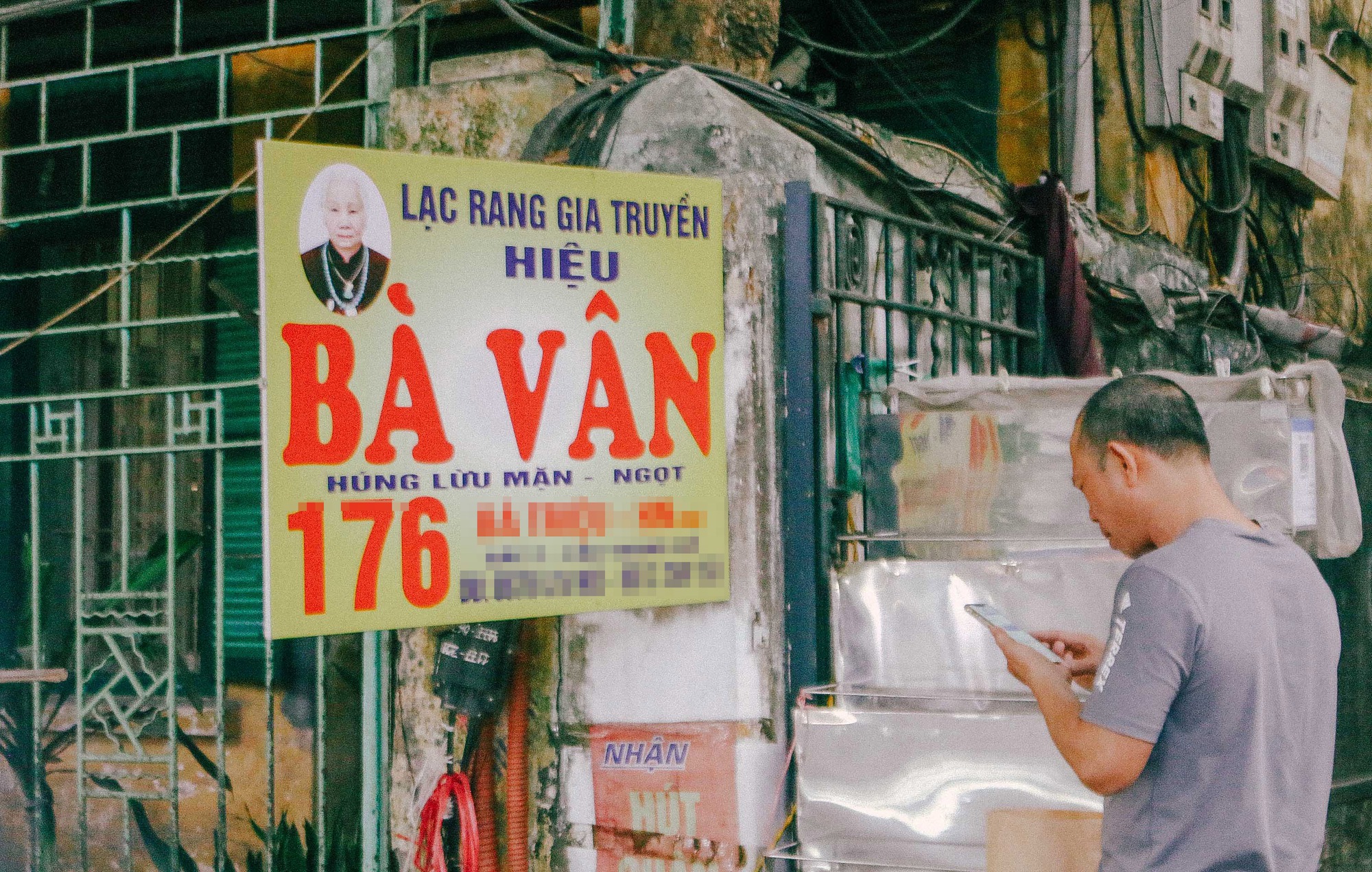 Lạc rang h&uacute;ng l&igrave;u "cụ V&acirc;n": Thức qu&agrave; m&ugrave;a thu H&agrave; Nội v&agrave; h&agrave;nh tr&igrave;nh t&igrave;m lại hương vị gốc giữa "m&ecirc; cung" B&agrave; Triệu- Ảnh 13.