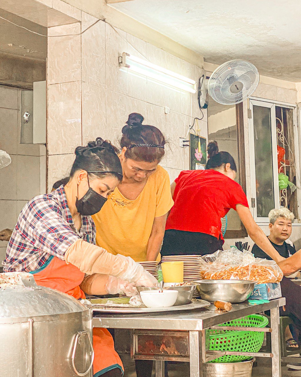 B&aacute;nh cuốn b&agrave; Xu&acirc;n bị Michelin "bỏ qu&ecirc;n" nhưng kh&aacute;ch vẫn ki&ecirc;n nhẫn xếp h&agrave;ng cả tiếng chờ đến lượt- Ảnh 2.