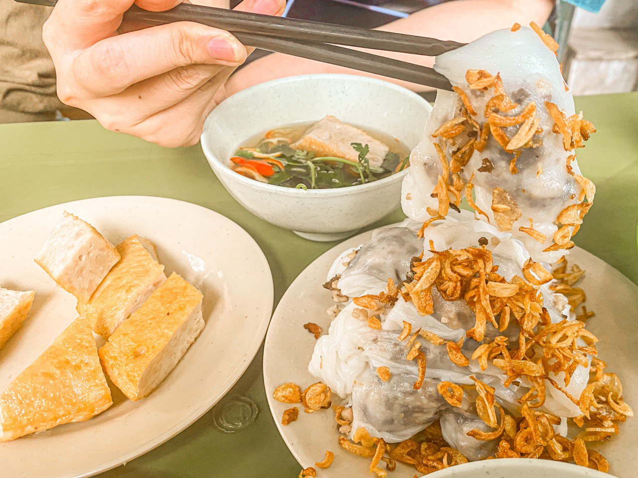 B&aacute;nh cuốn b&agrave; Xu&acirc;n bị Michelin "bỏ qu&ecirc;n" nhưng kh&aacute;ch vẫn ki&ecirc;n nhẫn xếp h&agrave;ng cả tiếng chờ đến lượt- Ảnh 4.