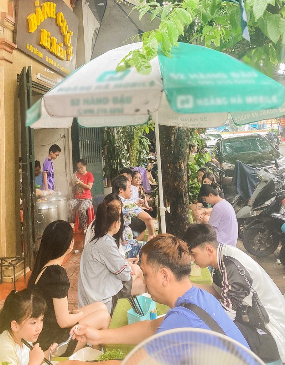 B&aacute;nh cuốn b&agrave; Xu&acirc;n bị Michelin "bỏ qu&ecirc;n" nhưng kh&aacute;ch vẫn ki&ecirc;n nhẫn xếp h&agrave;ng cả tiếng chờ đến lượt- Ảnh 3.