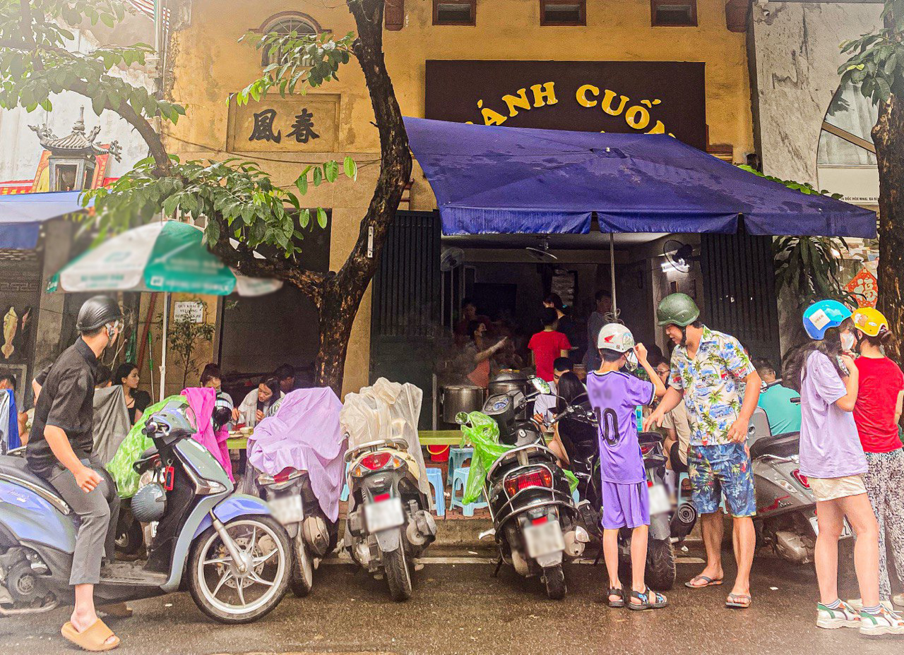 B&aacute;nh cuốn b&agrave; Xu&acirc;n bị Michelin "bỏ qu&ecirc;n" nhưng kh&aacute;ch vẫn ki&ecirc;n nhẫn xếp h&agrave;ng cả tiếng chờ đến lượt- Ảnh 7.
