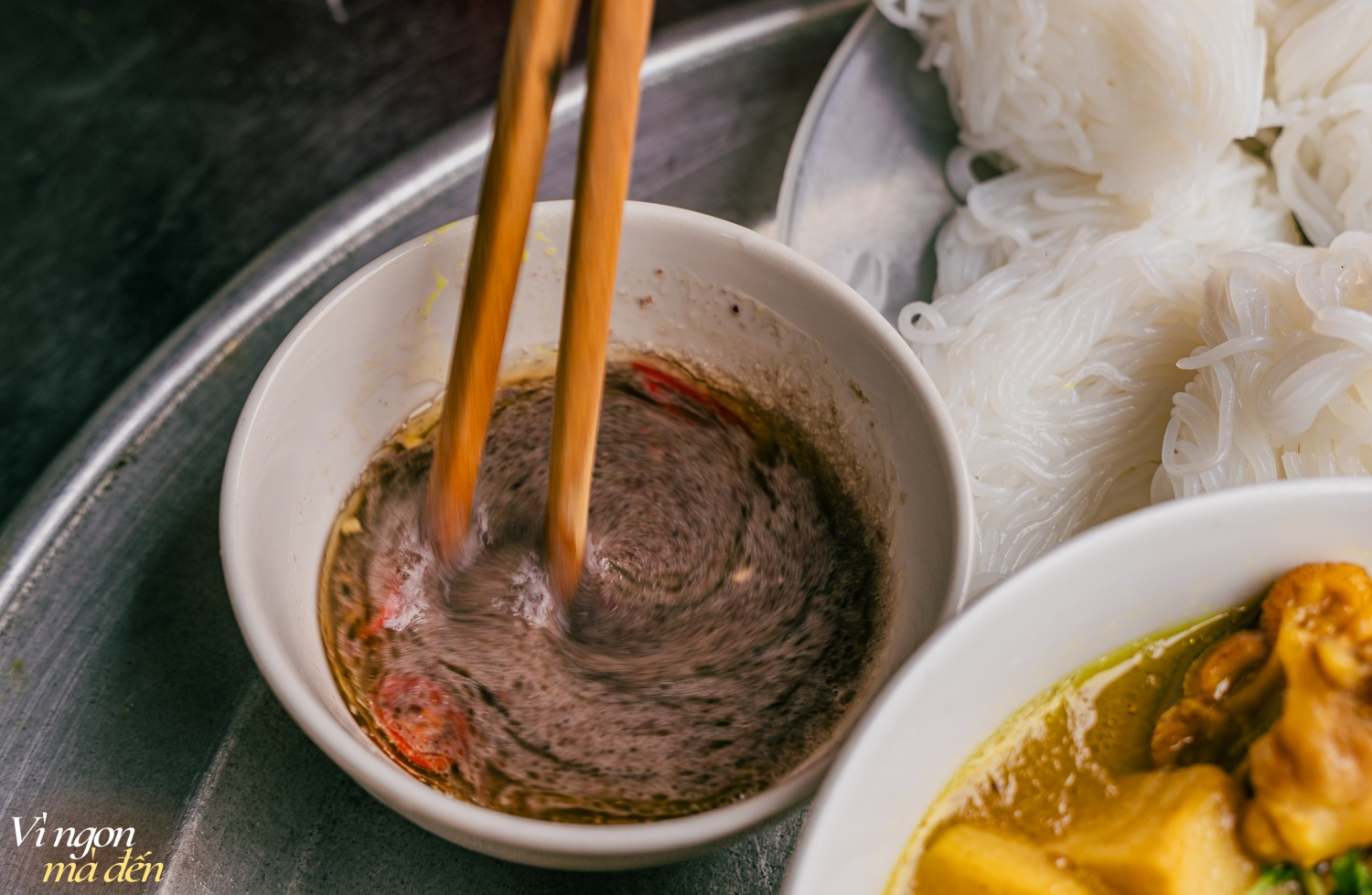 Ăn b&uacute;n đậu k&egrave;m măng luộc ở phố cổ H&agrave; Nội: Trải nghiệm kh&aacute;c biệt giữa l&ograve;ng phố- Ảnh 5.