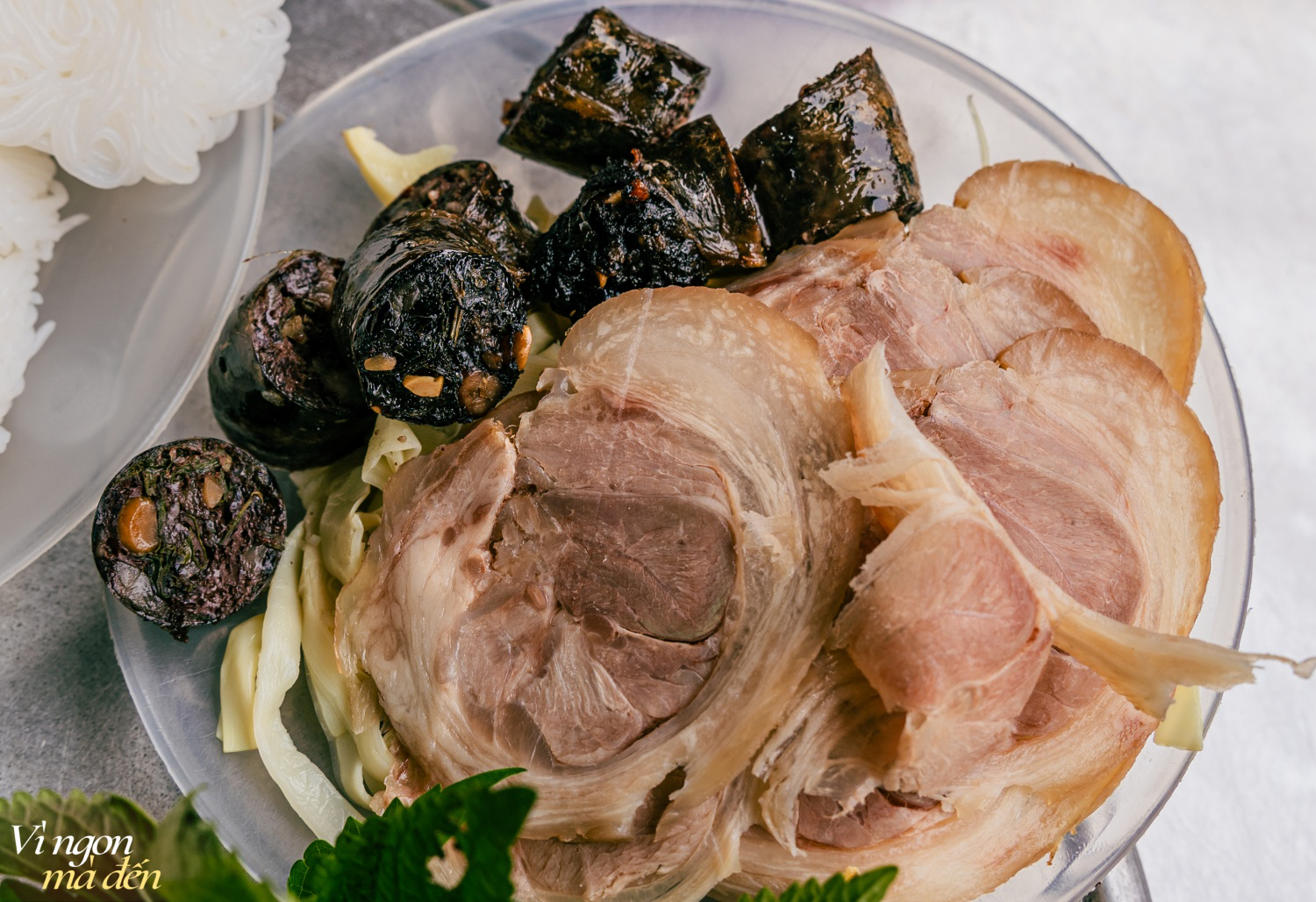 Ăn b&uacute;n đậu k&egrave;m măng luộc ở phố cổ H&agrave; Nội: Trải nghiệm kh&aacute;c biệt giữa l&ograve;ng phố- Ảnh 4.