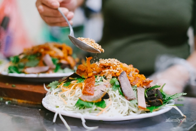 Nộm b&ograve; kh&ocirc; H&agrave; Nội, m&oacute;n ăn vặt &ldquo;quốc d&acirc;n&rdquo; g&oacute;i trọn vị phố cổ- Ảnh 1.