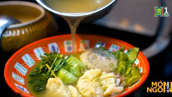 Mỳ ho&agrave;nh th&aacute;nh ở Cửa Nam, hội tụ đủ sắc hương vị trong 1 b&aacute;t mỳ - Ảnh 3.