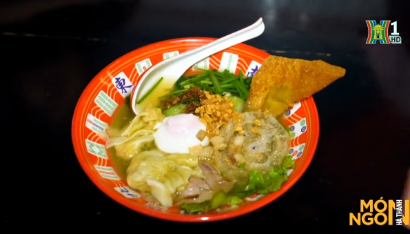 Mỳ ho&agrave;nh th&aacute;nh ở Cửa Nam, hội tụ đủ sắc hương vị trong 1 b&aacute;t mỳ - Ảnh 2.