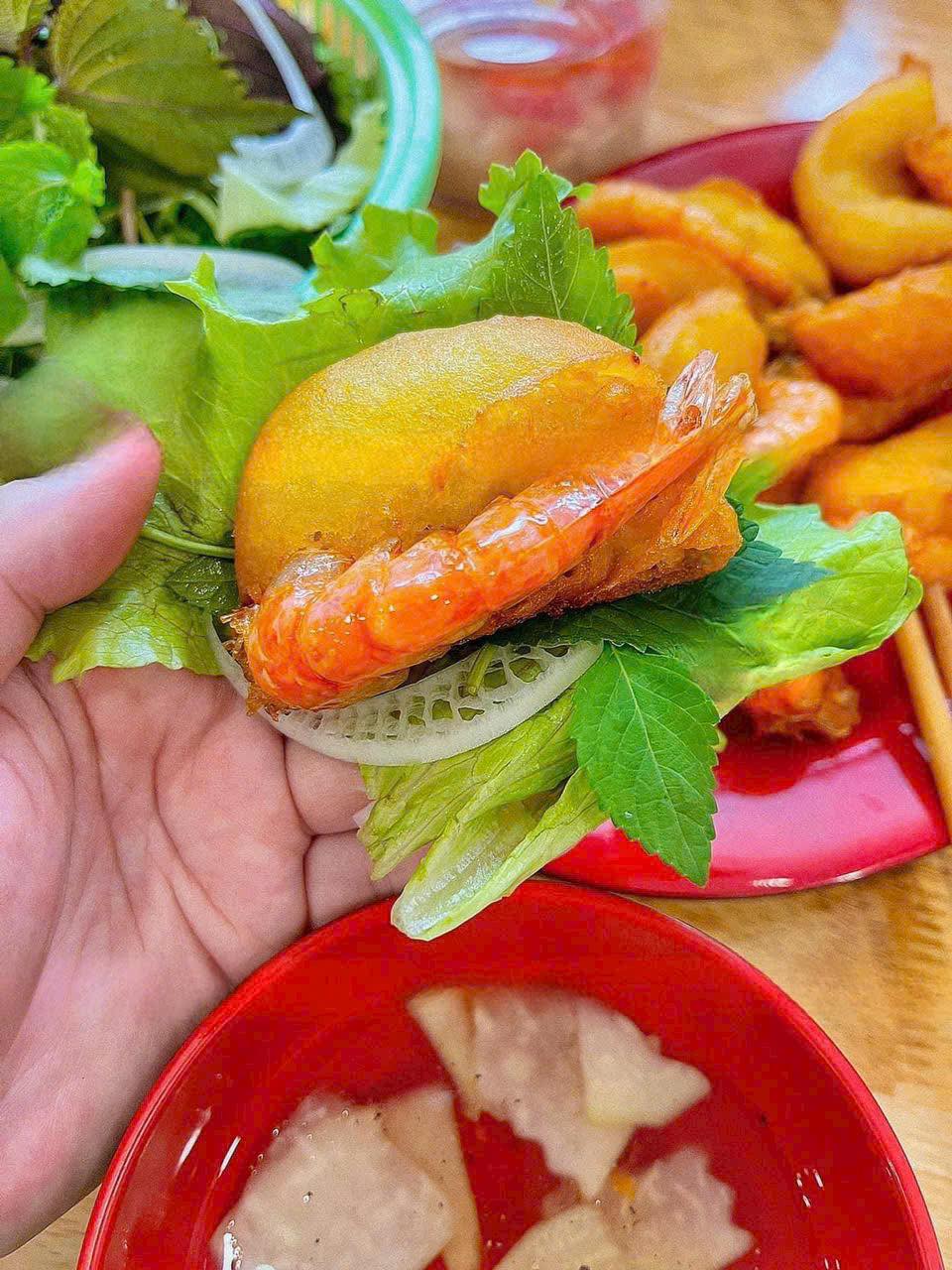 B&aacute;nh t&ocirc;m Hồ T&acirc;y: Từ g&aacute;nh h&agrave;ng rong Cổ Ngư đến thức qu&agrave; "thượng phẩm" của người H&agrave; th&agrave;nh - Ảnh 6.