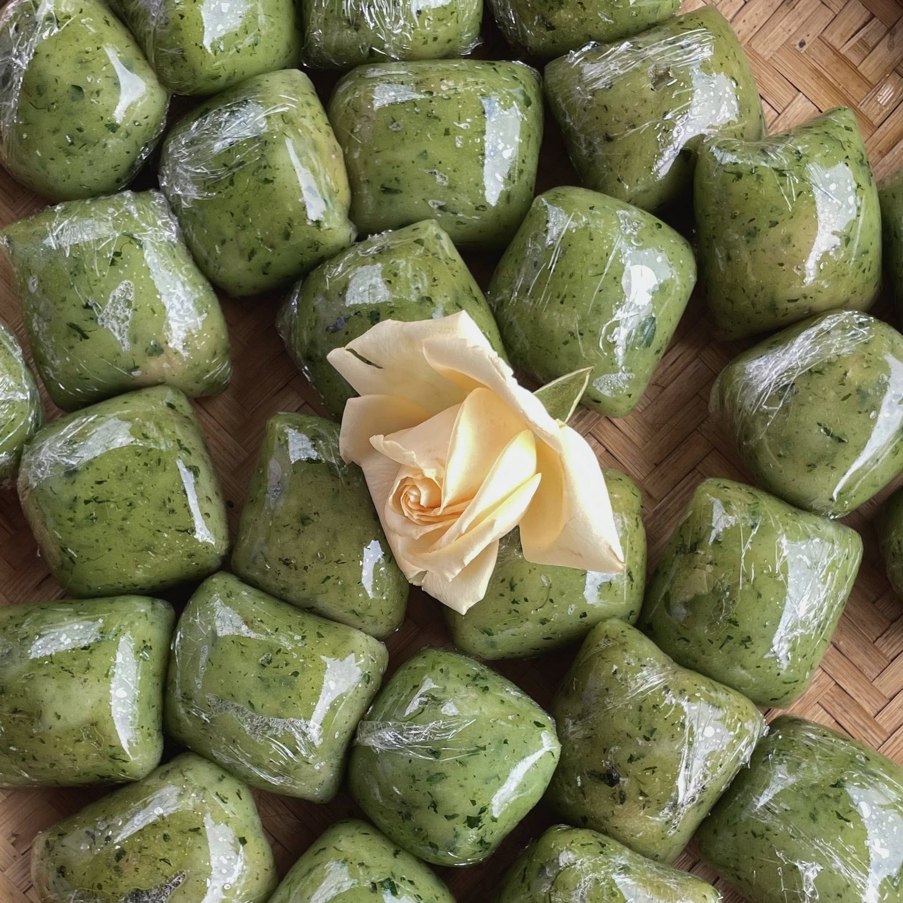 B&aacute;nh mảnh cộng - Mảnh gh&eacute;p phong vị Kinh kỳ xưa, "vi&ecirc;n ngọc xanh" của ẩm thực H&agrave; th&agrave;nh- Ảnh 7.
