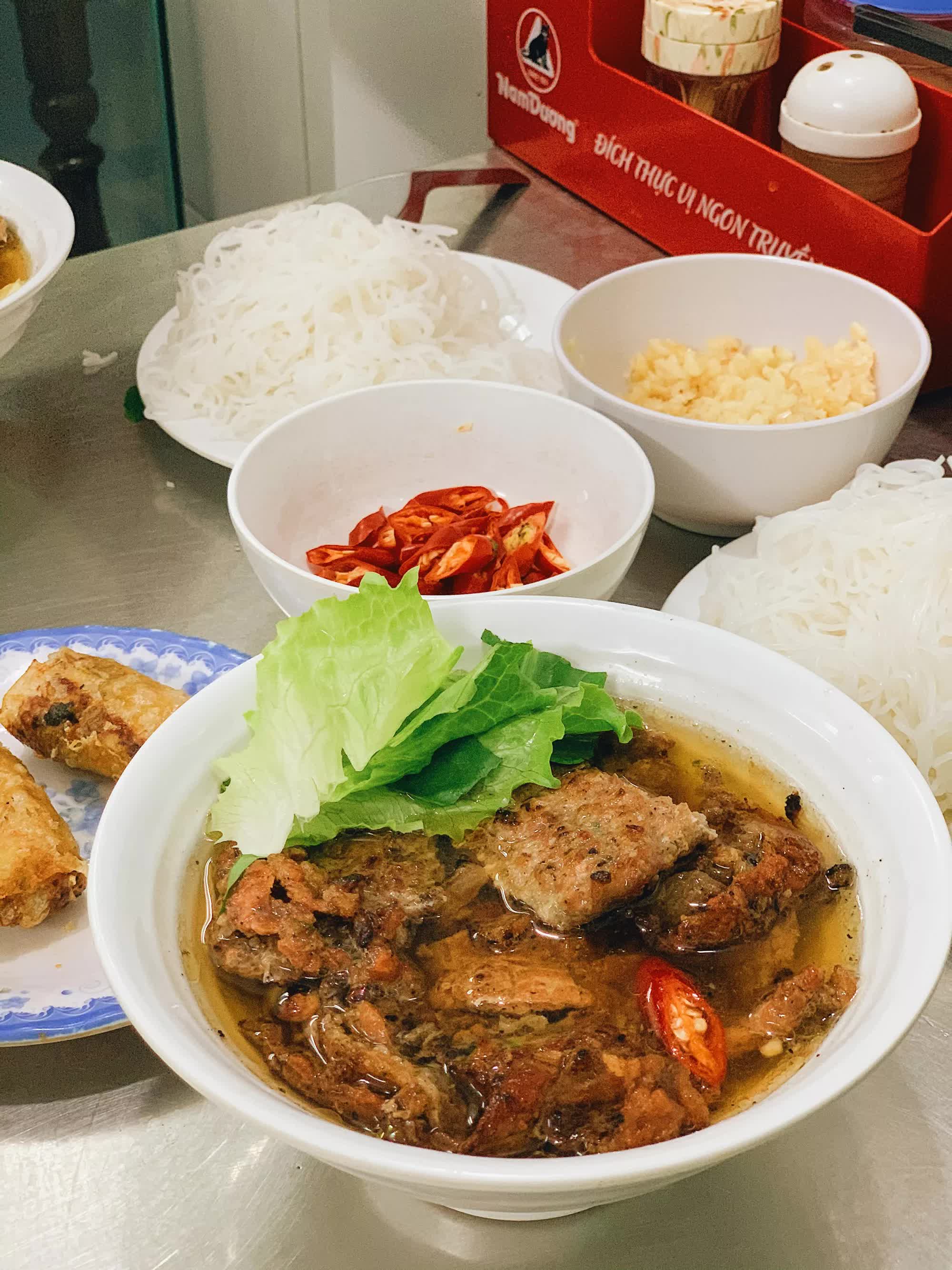 B&uacute;n chả Hương Li&ecirc;n - Từ qu&aacute;n ăn gia truyền đến biểu tượng ẩm thực to&agrave;n cầu- Ảnh 5.