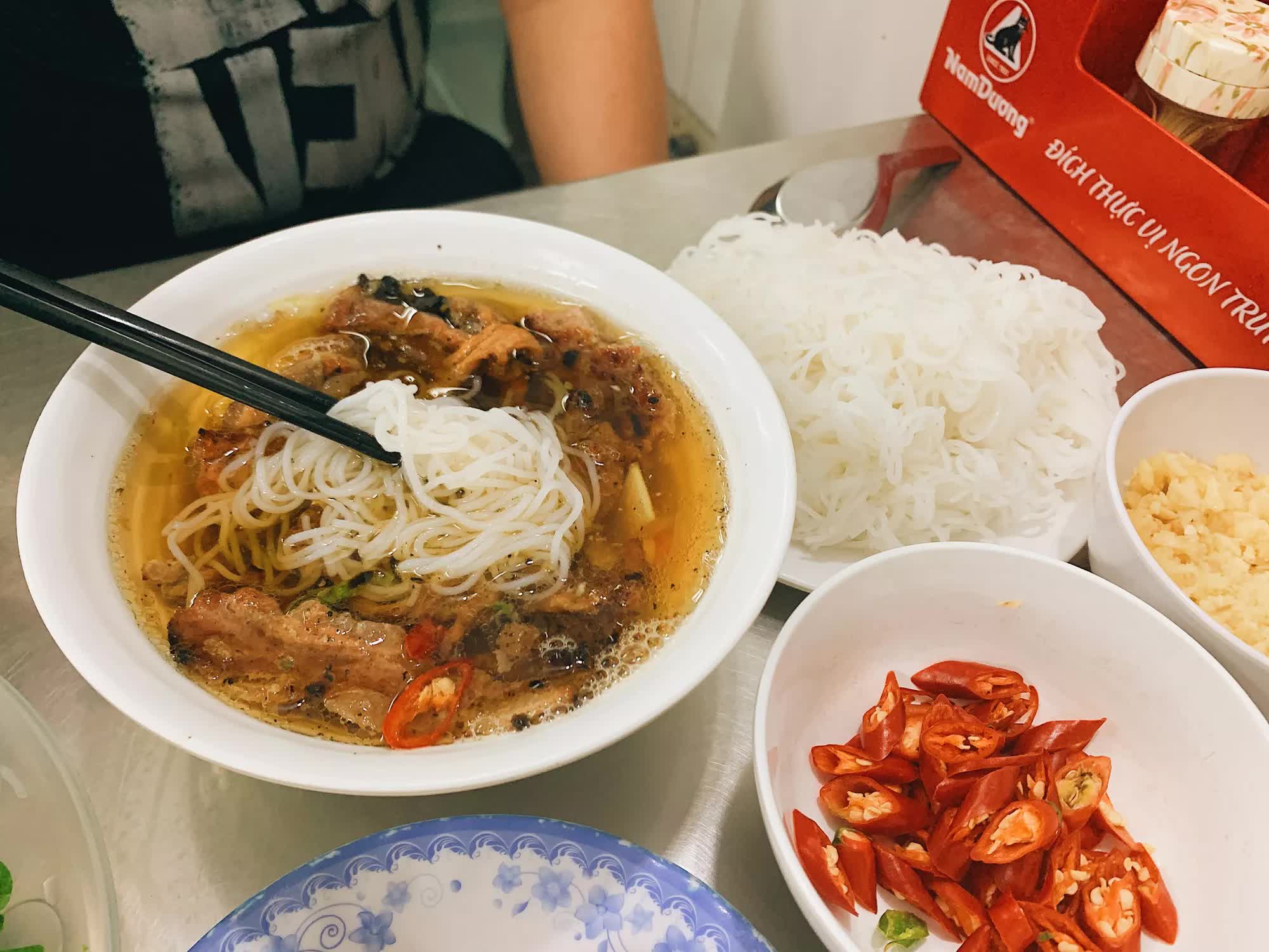 B&uacute;n chả Hương Li&ecirc;n - Từ qu&aacute;n ăn gia truyền đến biểu tượng ẩm thực to&agrave;n cầu- Ảnh 6.