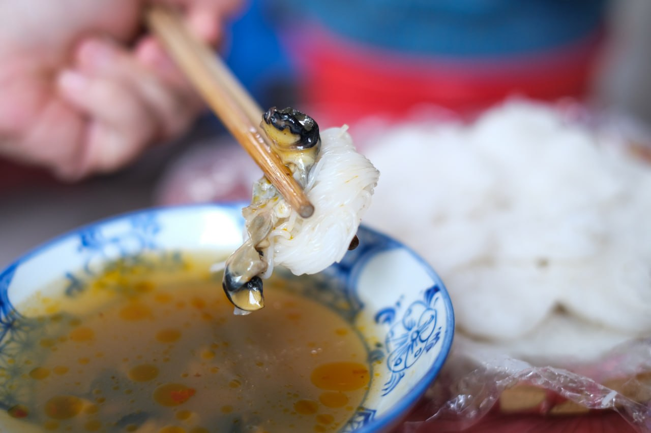 M&oacute;n b&uacute;n ốc nguội kh&oacute; t&iacute;nh trứ danh phố B&ugrave;i Thị Xu&acirc;n: Muốn ăn ngon, phải biết "luật c&ocirc; Lan"- Ảnh 2.