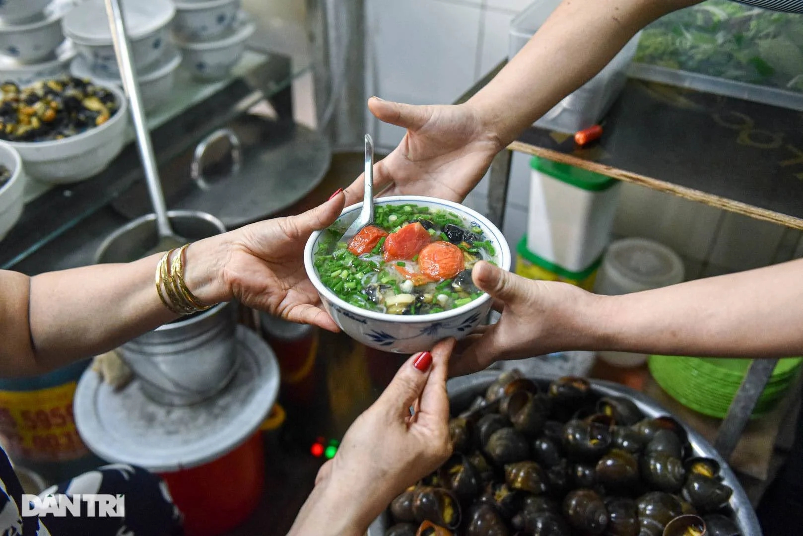 Nem ốc H&agrave; Nội: Điểm chạm vị gi&aacute;c đầy m&ecirc; hoặc trong thức qu&agrave; tinh tế của m&ugrave;a thu Tr&agrave;ng An- Ảnh 10.