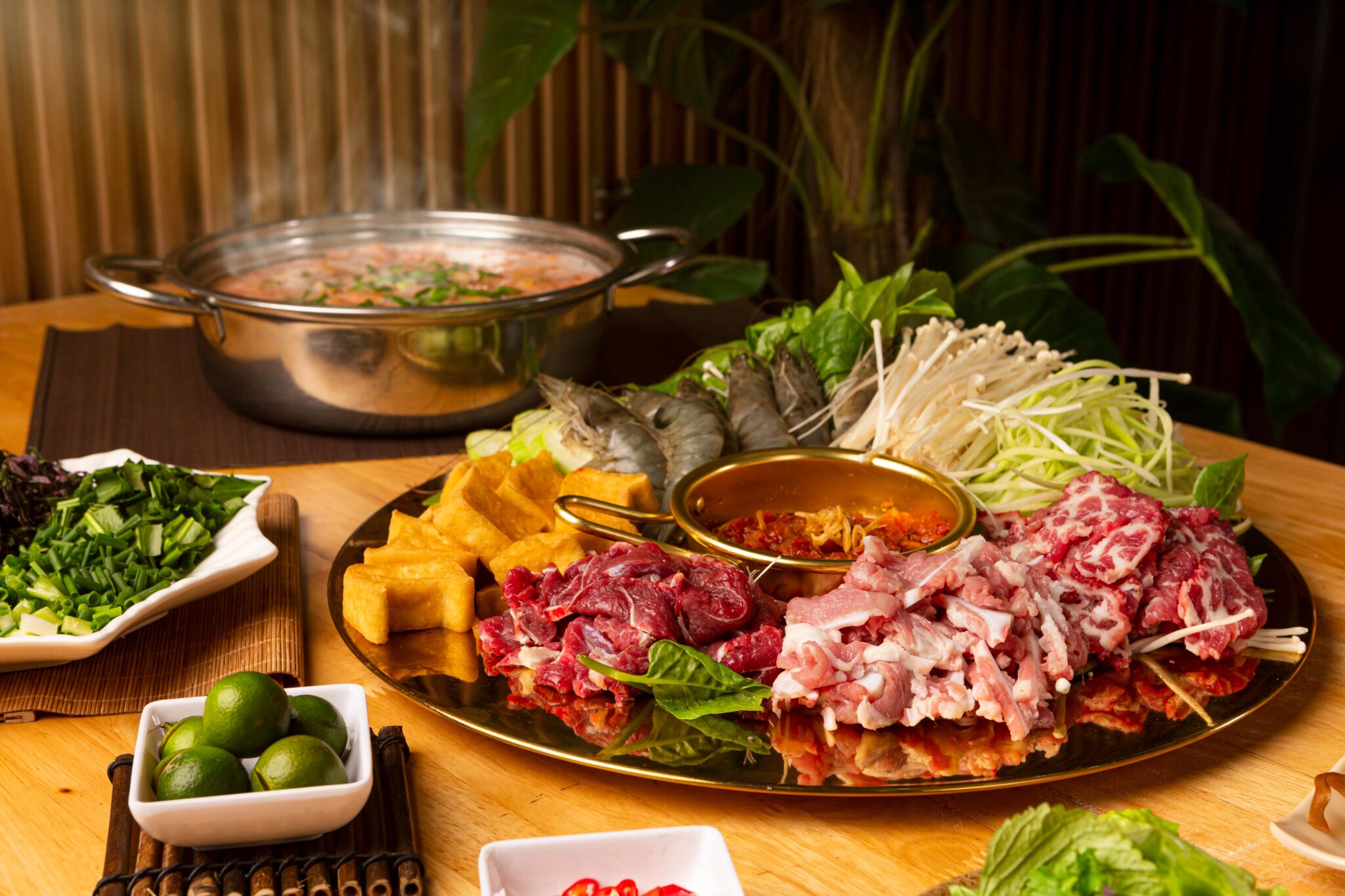 Lẩu bầu gạch t&ocirc;m s&ocirc;ng: Nghịch l&yacute; sảng kho&aacute;i "m&ugrave;a h&egrave; ăn lẩu", n&eacute;t chấm ph&aacute; tinh tế của ẩm thực H&agrave; th&agrave;nh- Ảnh 4.