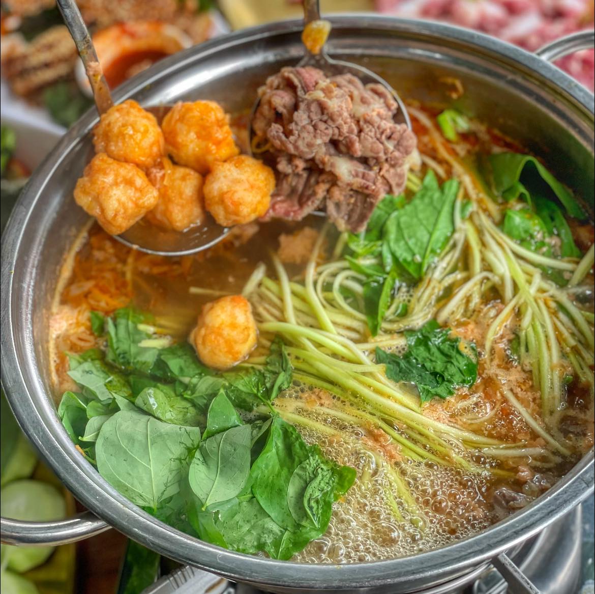 Lẩu bầu gạch t&ocirc;m s&ocirc;ng: Nghịch l&yacute; sảng kho&aacute;i "m&ugrave;a h&egrave; ăn lẩu", n&eacute;t chấm ph&aacute; tinh tế của ẩm thực H&agrave; th&agrave;nh- Ảnh 2.