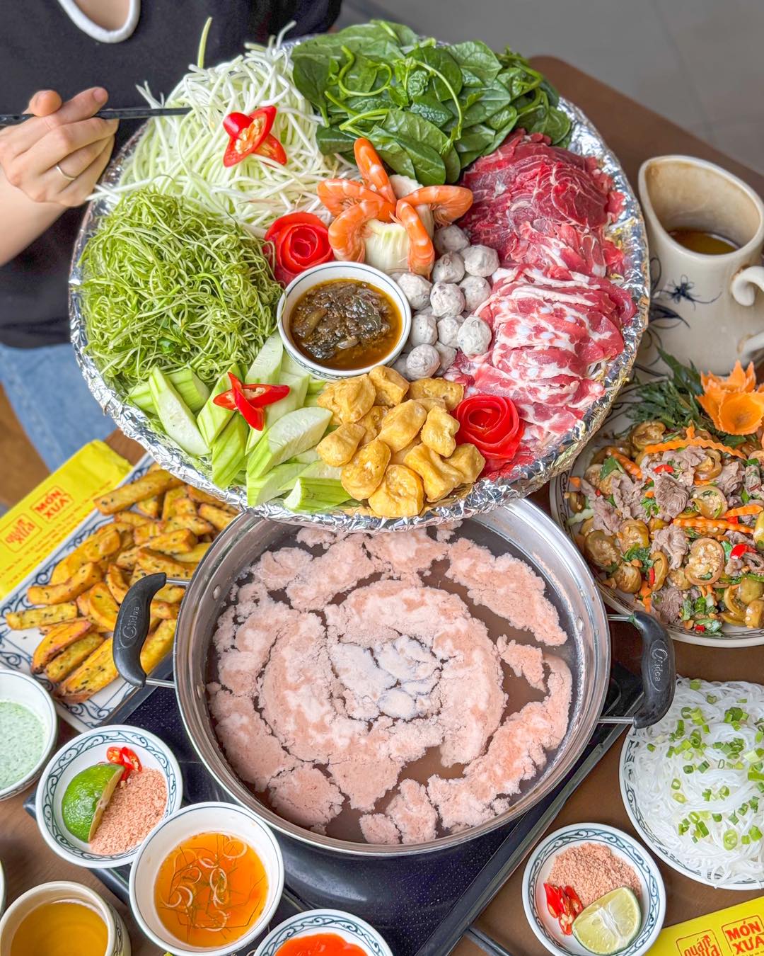 Lẩu bầu gạch t&ocirc;m s&ocirc;ng: Nghịch l&yacute; sảng kho&aacute;i "m&ugrave;a h&egrave; ăn lẩu", n&eacute;t chấm ph&aacute; tinh tế của ẩm thực H&agrave; th&agrave;nh- Ảnh 9.