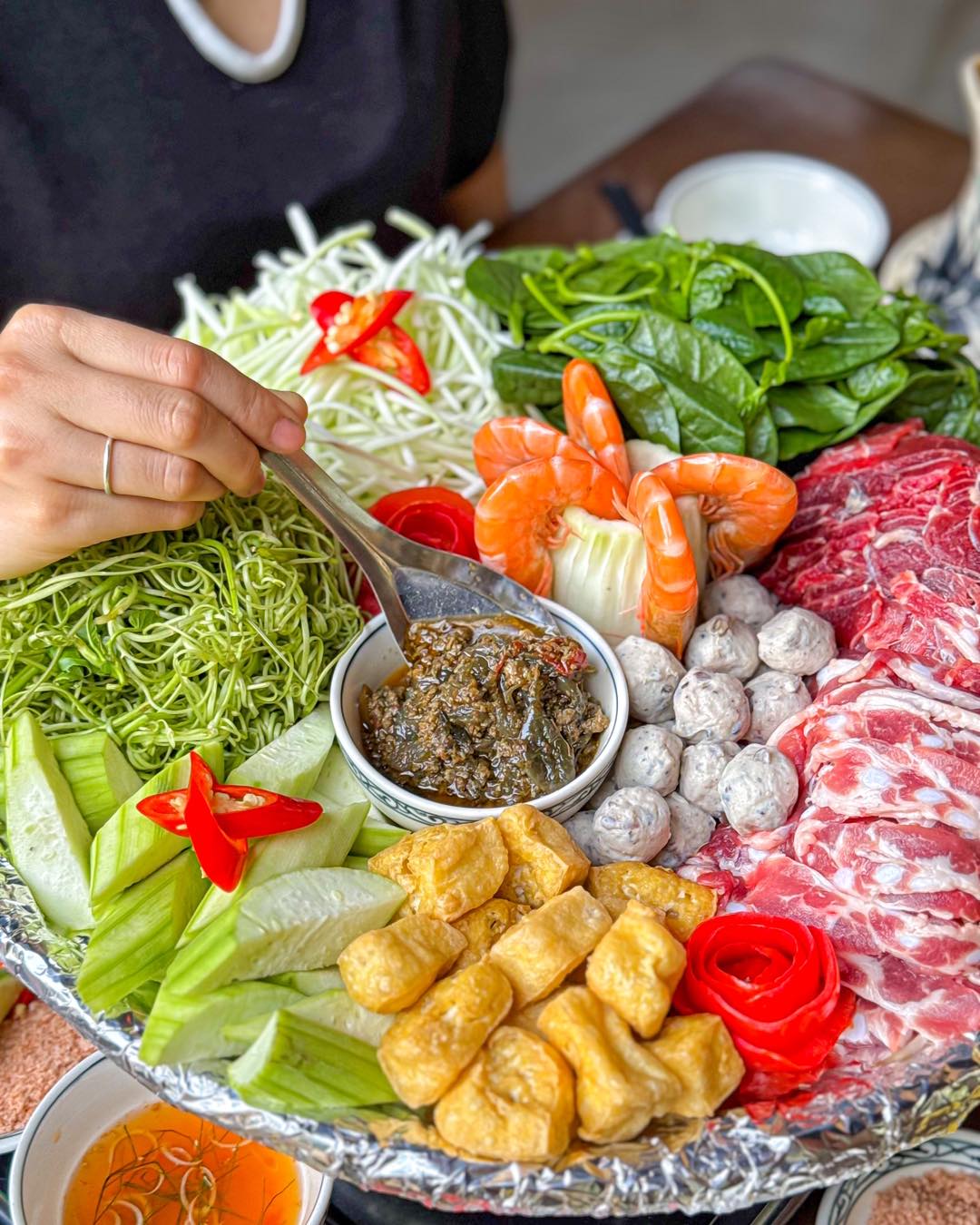 Lẩu bầu gạch t&ocirc;m s&ocirc;ng: Nghịch l&yacute; sảng kho&aacute;i "m&ugrave;a h&egrave; ăn lẩu", n&eacute;t chấm ph&aacute; tinh tế của ẩm thực H&agrave; th&agrave;nh- Ảnh 6.