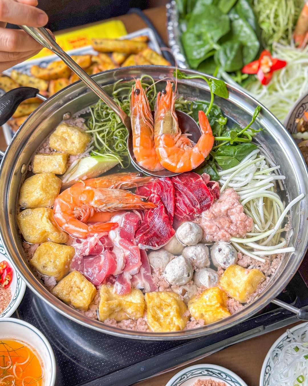 Lẩu bầu gạch t&ocirc;m s&ocirc;ng: Nghịch l&yacute; sảng kho&aacute;i "m&ugrave;a h&egrave; ăn lẩu", n&eacute;t chấm ph&aacute; tinh tế của ẩm thực H&agrave; th&agrave;nh- Ảnh 8.