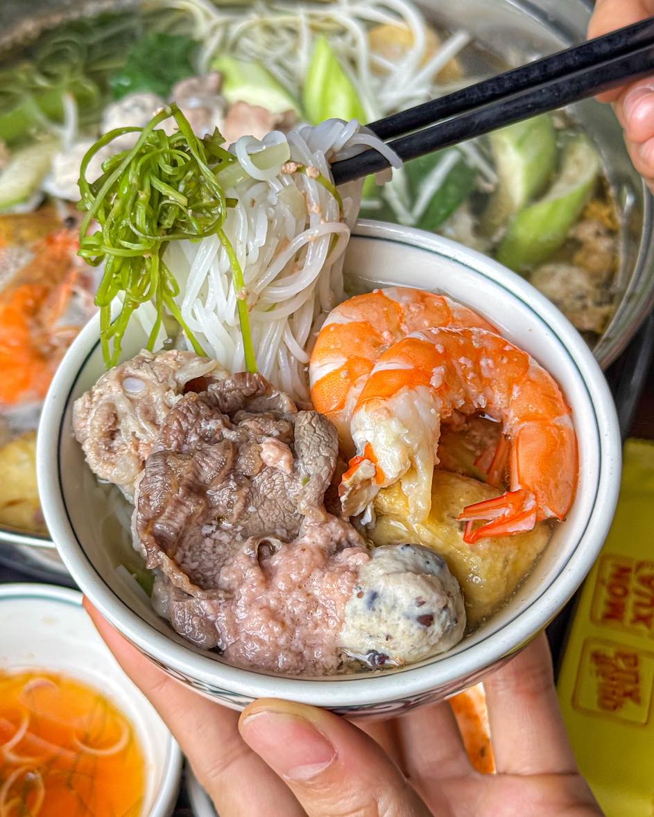 Lẩu bầu gạch t&ocirc;m s&ocirc;ng: Nghịch l&yacute; sảng kho&aacute;i "m&ugrave;a h&egrave; ăn lẩu", n&eacute;t chấm ph&aacute; tinh tế của ẩm thực H&agrave; th&agrave;nh- Ảnh 7.