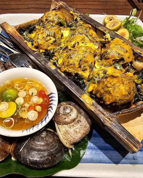 Chả ốc n&uacute;i nướng ống tre: Đậm đ&agrave; phong vị n&uacute;i rừng, quyện hương thảo mộc thanh tao chinh phục gu ẩm thực s&agrave;nh điệu- Ảnh 2.