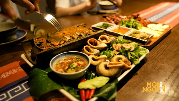 Chả ốc n&uacute;i nướng ống tre: Đậm đ&agrave; phong vị n&uacute;i rừng, quyện hương thảo mộc thanh tao chinh phục gu ẩm thực s&agrave;nh điệu- Ảnh 10.