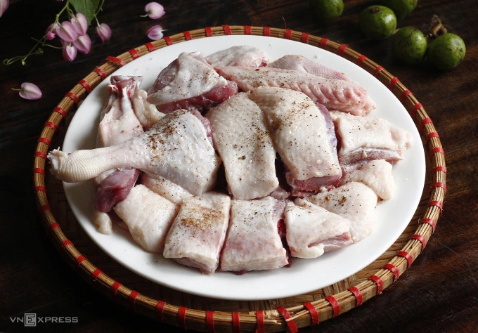Lẩu vịt om sấu: Hương vị thanh m&aacute;t chắt lọc tinh hoa m&ugrave;a h&egrave; H&agrave; Nội, n&eacute;t ẩm thực thanh tao của đất kinh kỳ- Ảnh 1.