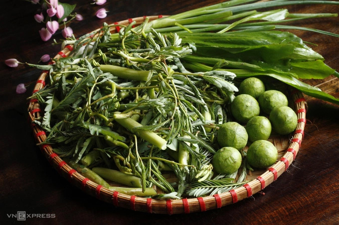 Lẩu vịt om sấu: Hương vị thanh m&aacute;t chắt lọc tinh hoa m&ugrave;a h&egrave; H&agrave; Nội, n&eacute;t ẩm thực thanh tao của đất kinh kỳ- Ảnh 2.
