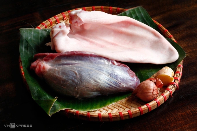 Tai heo cuộn bắp b&ograve;: M&oacute;n khai vị tinh tế, thăng hoa nhờ kỹ thuật "t&aacute;u thịt" độc đ&aacute;o- Ảnh 1.