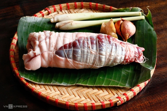 Tai heo cuộn bắp b&ograve;: M&oacute;n khai vị tinh tế, thăng hoa nhờ kỹ thuật "t&aacute;u thịt" độc đ&aacute;o- Ảnh 2.