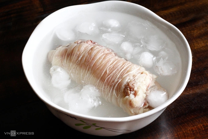 Tai heo cuộn bắp b&ograve;: M&oacute;n khai vị tinh tế, thăng hoa nhờ kỹ thuật "t&aacute;u thịt" độc đ&aacute;o- Ảnh 3.