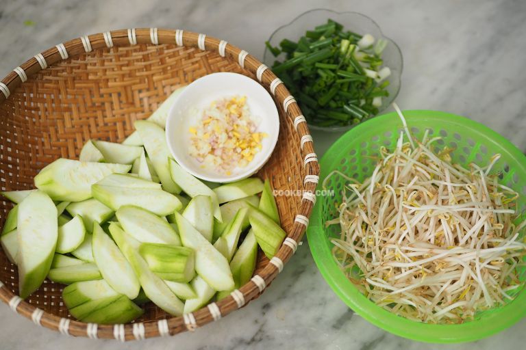 Mực lưới hồng x&agrave;o mướp: Vị ngọt biển khơi h&ograve;a c&ugrave;ng hương thơm đồng nội, m&oacute;n ăn thanh m&aacute;t cho m&acirc;m cơm ng&agrave;y h&egrave;- Ảnh 4.