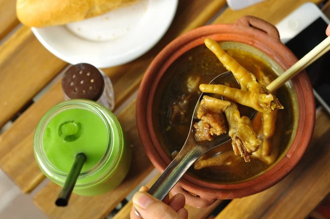 Bánh mì chân gà mật ong: Chương mới cuốn hút trong bản đồ ẩm thực, níu chân thực khách bằng hương thảo mộc đậm đà- Ảnh 4. Bánh mì chân gà mật ong: Chương mới cuốn hút trong bản đồ ẩm thực, níu chân thực khách bằng hương thảo mộc đậm đà- Ảnh 4.