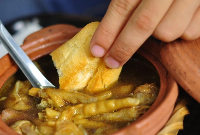 Bánh mì chân gà mật ong: Chương mới cuốn hút trong bản đồ ẩm thực, níu chân thực khách bằng hương thảo mộc đậm đà- Ảnh 5. Bánh mì chân gà mật ong: Chương mới cuốn hút trong bản đồ ẩm thực, níu chân thực khách bằng hương thảo mộc đậm đà- Ảnh 5.