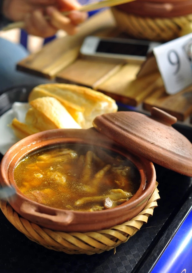 Bánh mì chân gà mật ong: Chương mới cuốn hút trong bản đồ ẩm thực, níu chân thực khách bằng hương thảo mộc đậm đà- Ảnh 2. Bánh mì chân gà mật ong: Chương mới cuốn hút trong bản đồ ẩm thực, níu chân thực khách bằng hương thảo mộc đậm đà- Ảnh 2.