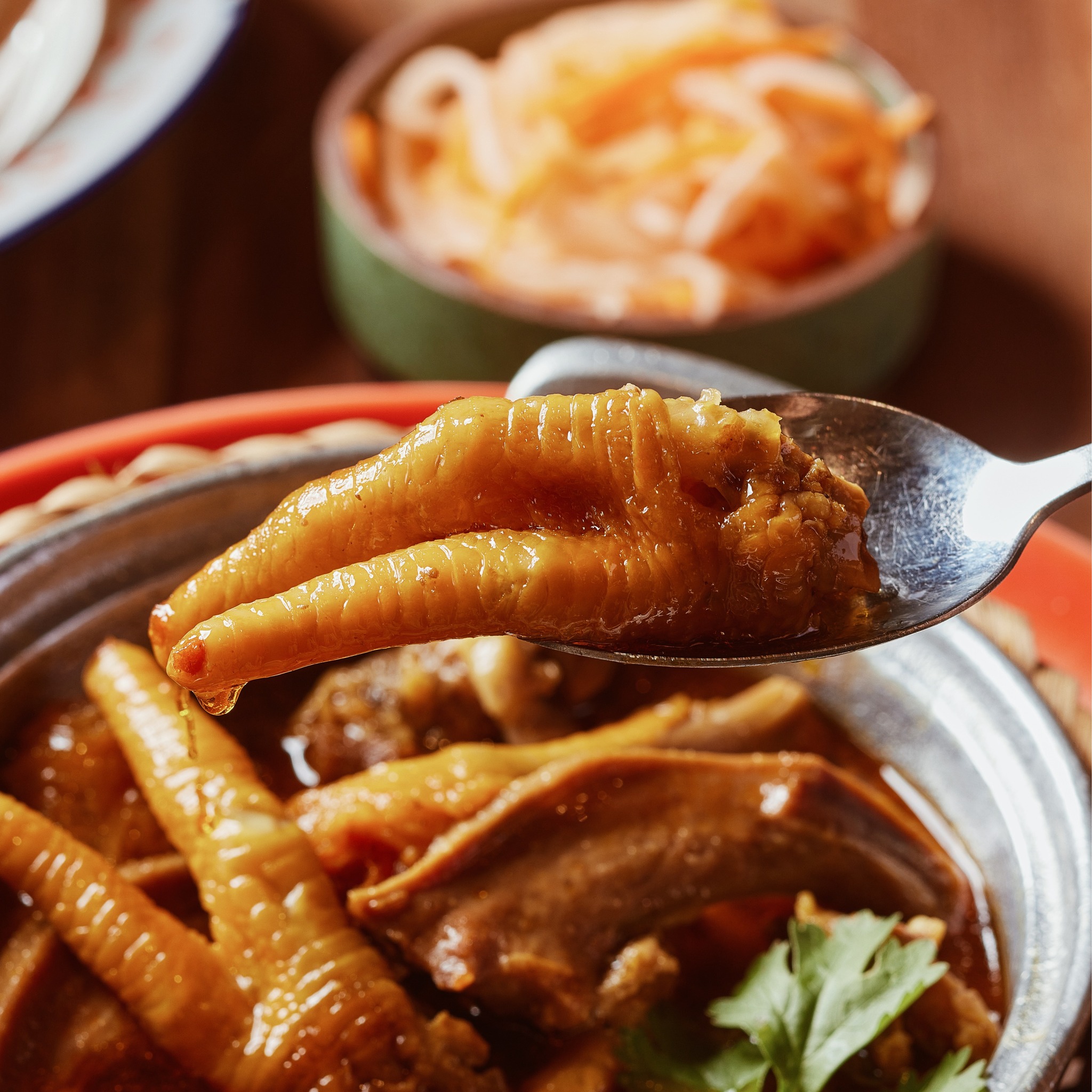 B&aacute;nh m&igrave; ch&acirc;n g&agrave; mật ong: Chương mới cuốn h&uacute;t trong bản đồ ẩm thực, n&iacute;u ch&acirc;n thực kh&aacute;ch bằng hương thảo mộc đậm đ&agrave;- Ảnh 7.