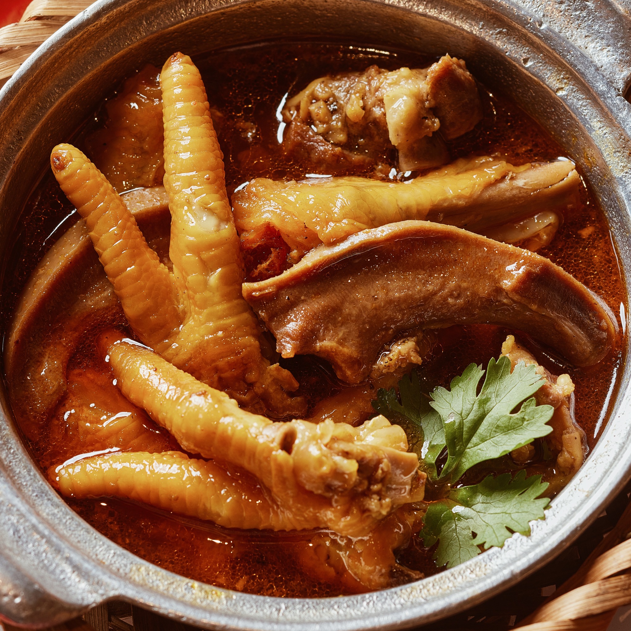 B&aacute;nh m&igrave; ch&acirc;n g&agrave; mật ong: Chương mới cuốn h&uacute;t trong bản đồ ẩm thực, n&iacute;u ch&acirc;n thực kh&aacute;ch bằng hương thảo mộc đậm đ&agrave;- Ảnh 6.