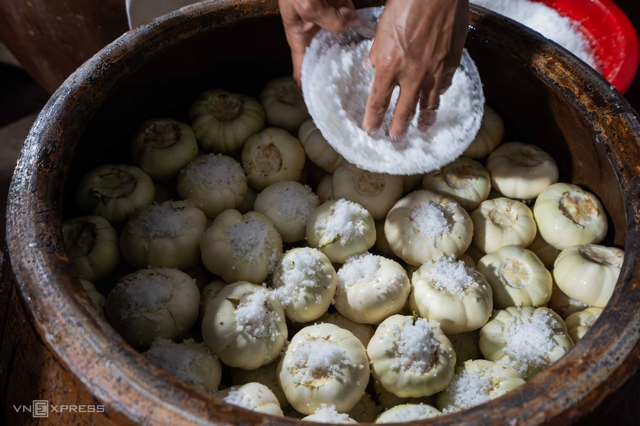 C&agrave; b&aacute;t dầm Khương Hạ - "B&aacute;u vật" trong ang đất nung: Từ m&oacute;n ăn nh&agrave; ngh&egrave;o th&agrave;nh đặc sản nức tiếng kinh kỳ- Ảnh 5.