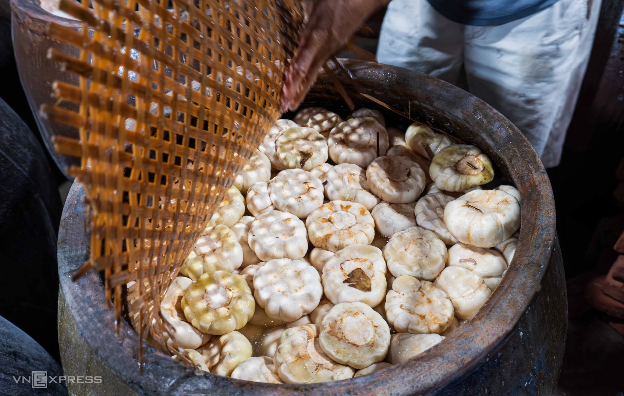 C&agrave; b&aacute;t dầm Khương Hạ - "B&aacute;u vật" trong ang đất nung: Từ m&oacute;n ăn nh&agrave; ngh&egrave;o th&agrave;nh đặc sản nức tiếng kinh kỳ- Ảnh 6.