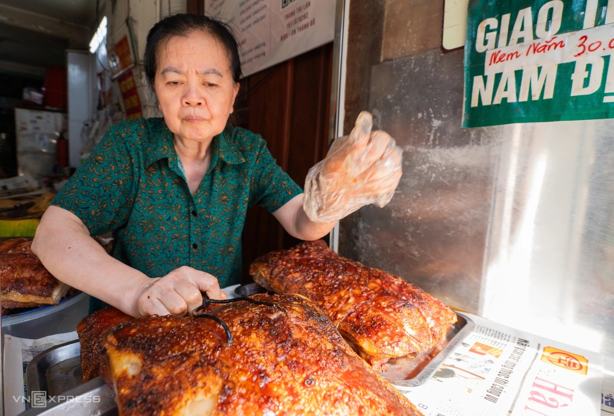 Thịt quay gi&ograve;n b&igrave;: Từ nghệ thuật "thử lửa", "t&aacute;u thịt" đến miếng ngon "ngo&agrave;i gi&ograve;n trong mọng" lưu giữ k&yacute; ức cơm nh&agrave;- Ảnh 3.