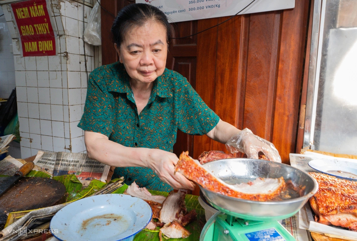 Thịt quay gi&ograve;n b&igrave;: Từ nghệ thuật "thử lửa", "t&aacute;u thịt" đến miếng ngon "ngo&agrave;i gi&ograve;n trong mọng" lưu giữ k&yacute; ức cơm nh&agrave;- Ảnh 4.