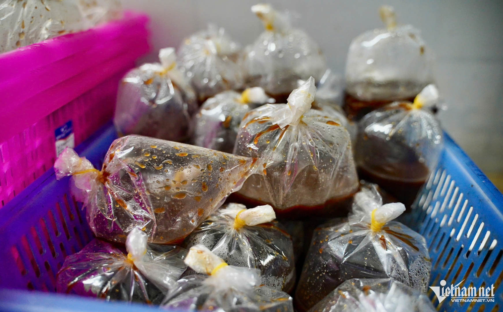 Thịt quay gi&ograve;n b&igrave;: Từ nghệ thuật "thử lửa", "t&aacute;u thịt" đến miếng ngon "ngo&agrave;i gi&ograve;n trong mọng" lưu giữ k&yacute; ức cơm nh&agrave;- Ảnh 8.