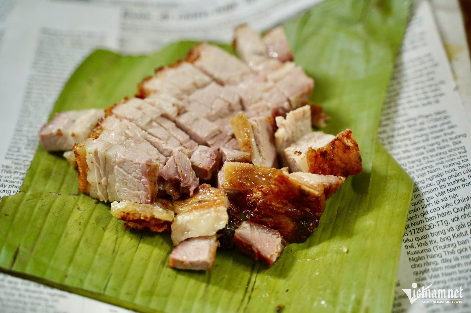 Thịt quay gi&ograve;n b&igrave;: Từ nghệ thuật "thử lửa", "t&aacute;u thịt" đến miếng ngon "ngo&agrave;i gi&ograve;n trong mọng" lưu giữ k&yacute; ức cơm nh&agrave;- Ảnh 7.
